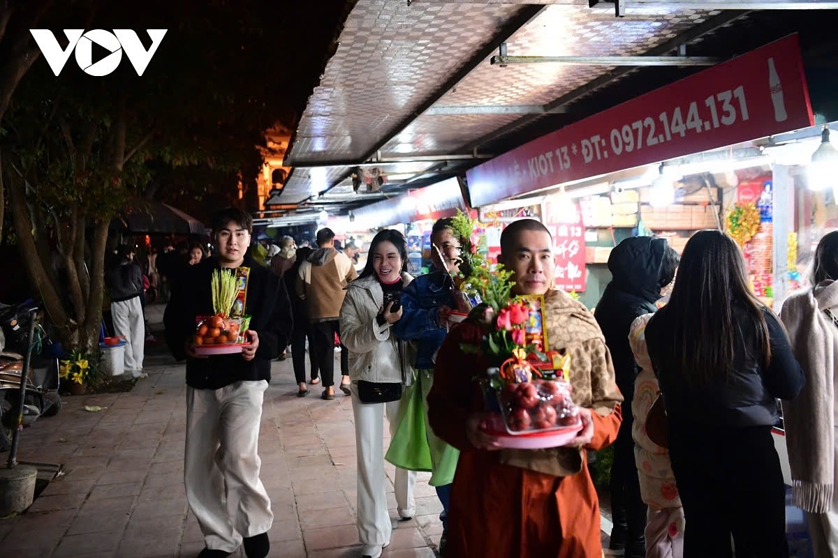 People visit the temple during the early days of the new year to pray for happiness, peace, good health, and success in their careers.