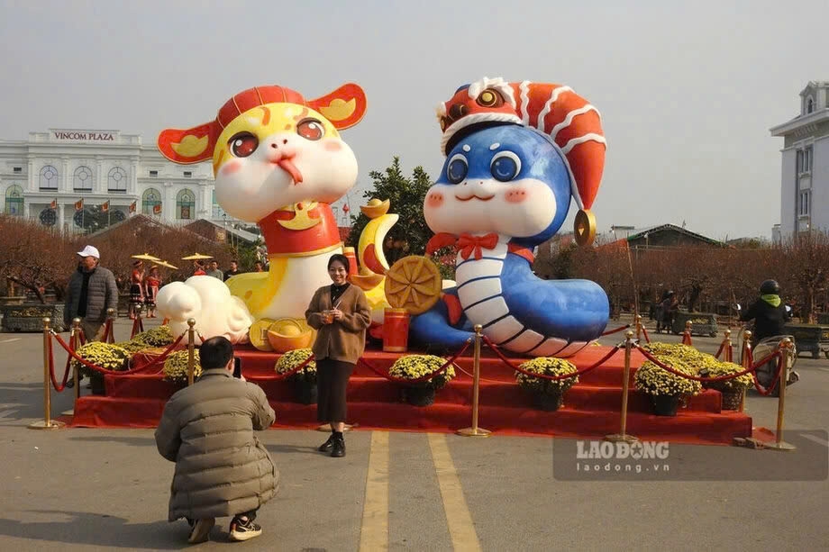 At the Lunar New Year Fair in Viet Tri city of Phu Tho province, a pair of snake mascots has gone viral on social media thanks to their chubby design and adorable expressions. (Photo: laodong.vn)