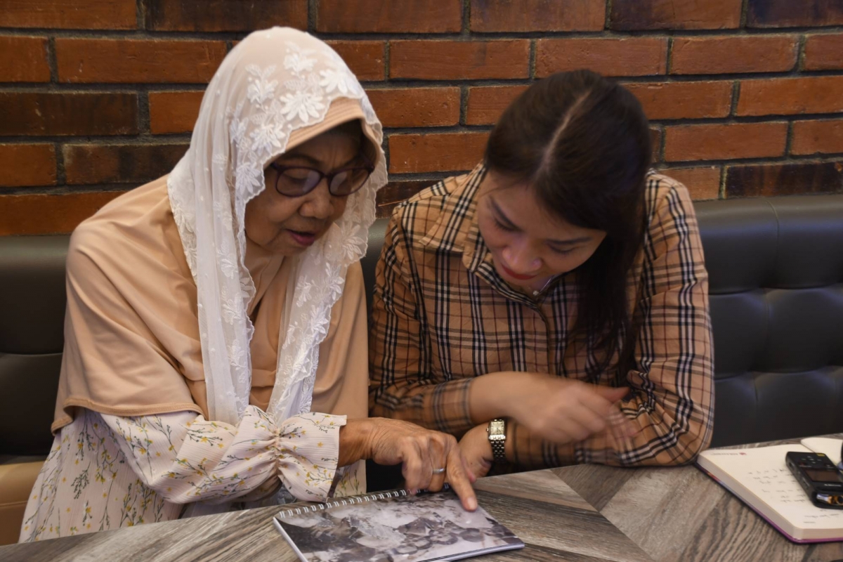 Bà Trần Ngọc Tú xúc động chia sẻ về cuộc gặp với Bác Hồ qua tấm ảnh được lưu giữ trong cuốn album gia đình