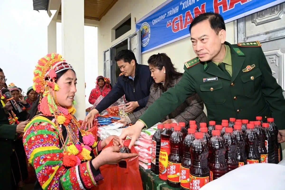 Colonel Nguyen Van Hung, political commissar of the Lai Chau Provincial Border Guard Command, and local forces distribute essential goods to the people.