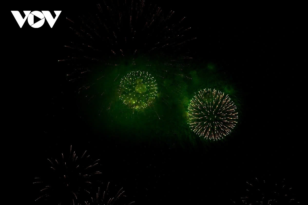 Mesmerizing fireworks displays light up Hanoi’s skies at the moment of transition from the old year to the new, creating a breathtaking spectacle to welcome the Year of the Snake 2025.