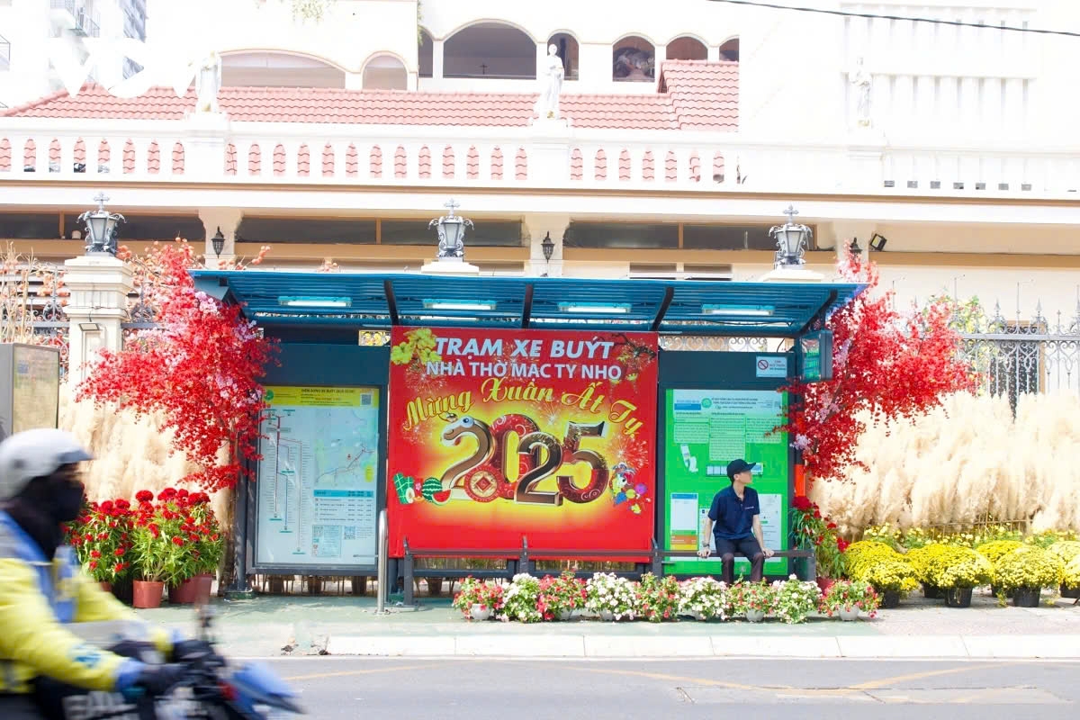 Not only are the main streets decorated, but many alleys, even bus stops, are also renovated in preparation for the new year.