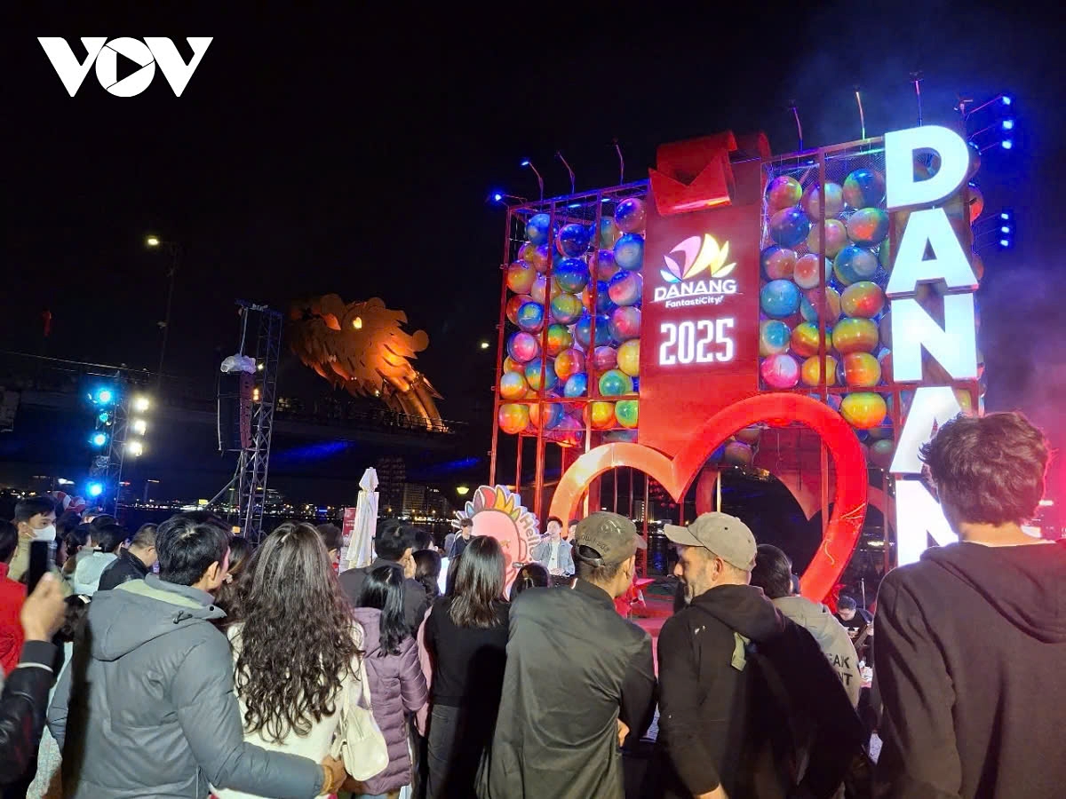 In Da Nang City, aside from the Welcome New Year 2025 Festival at the East Sea Park, other events such as a New Year’s Eve music programme have been held at Tran Thi Ly Bridge’s eastern park, Bach Dang Walking Street, and Dragon Bridge. These events have attracted large crowds of locals and tourists.
