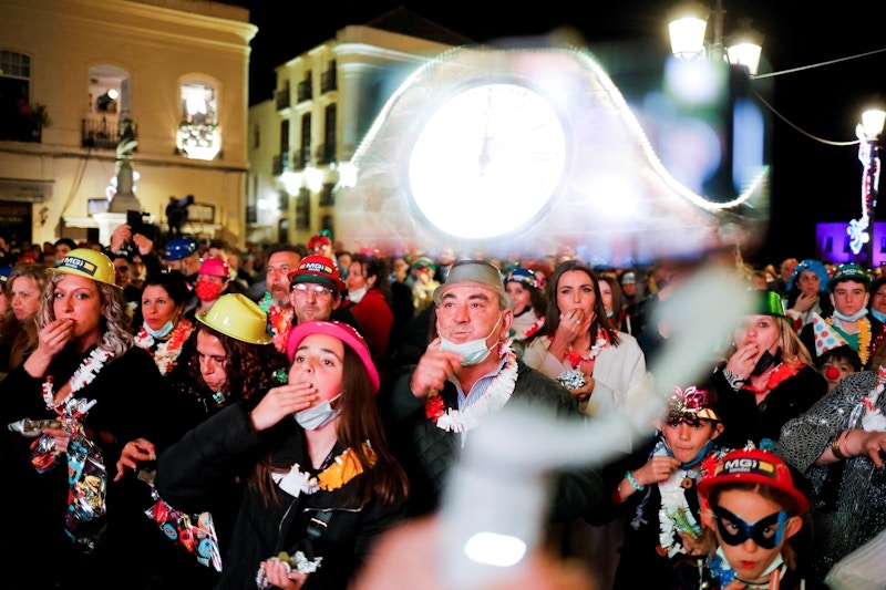 Người dân tụ tập ăn 12 trái nho tại quảng trường Espana trong lễ kỷ niệm đêm giao thừa ở Ronda, Tây Ban Nha (Ảnh: Reuters)