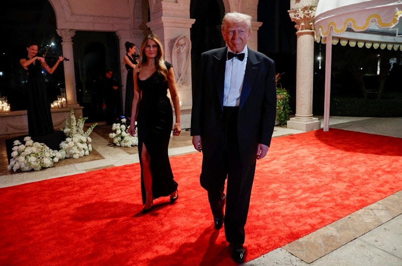 Tổng thống Mỹ đắc cử Donald Trump tham dự bữa tiệc đêm giao thừa tại tư gia Mar-a-Lago ở Florida (Ảnh: Reuters)