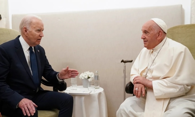Tổng thống Mỹ Joe Biden (trái) gặp Giáo hoàng Francis tại Savelletri, Puglia, Italy, tháng 6/2024. (Ảnh: AP)