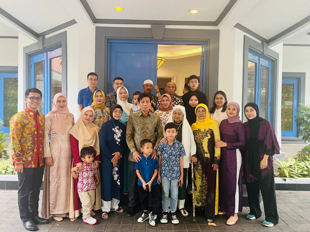 Gia đình bà Trần Ngọc Tú chụp ảnh cùng Đại sứ Việt Nam tại Indonesia Tạ Văn Thông