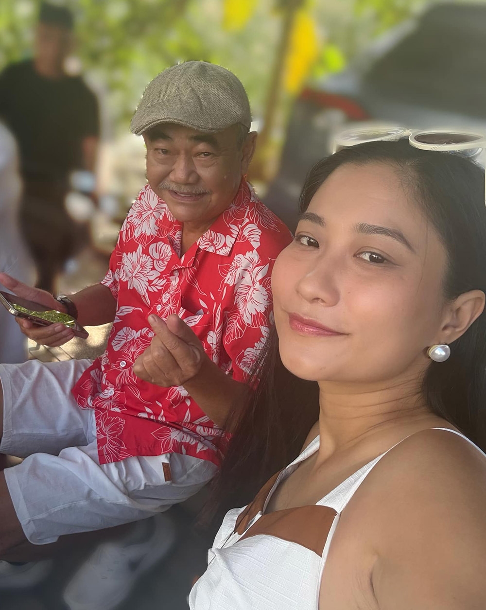 NSND Việt Anh tên thật Nguyễn Văn Liêm. Ông được xem là nghệ sĩ tài năng của nghệ thuật phía Nam khi có khả năng biến hóa đa dạng từ chính kịch đến hài kịch, từ sân khấu đến điện ảnh. NSND Việt Anh từng kết hôn với diễn viên Phương Linh và có một con gái. Cả hai đã đổ vỡ và NSND Việt Anh xem vợ cũ là một người “bạn đẹp”.