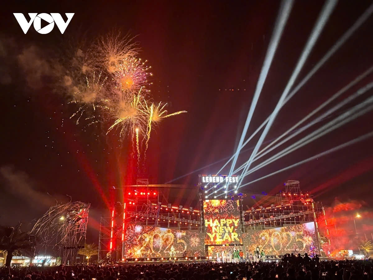 A low-altitude fireworks display lasts 15 minutes at the EDM music festival in the Bao Ninh 1 urban area, Dong Hoi City, Quang Binh Province.