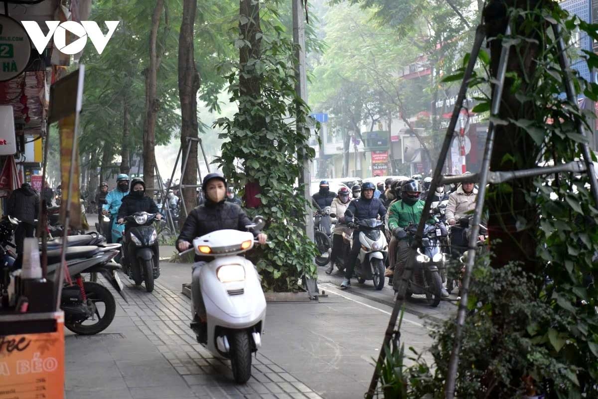 While some riders abide by the rules, others disregard the high penalties and still take to the pavements in their quest to bypass the gridlock.