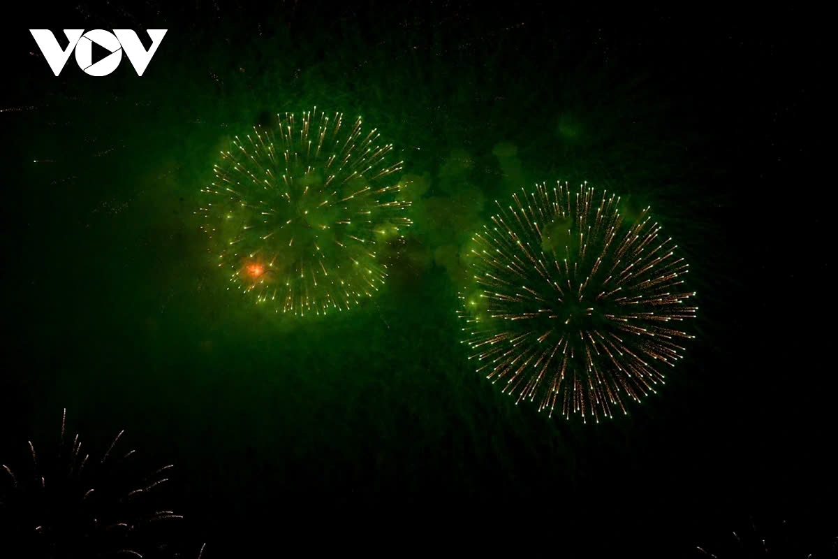 Popular high-altitude fireworks locations such as Hoan Kiem Lake, Thong Nhat Park, and My Dinh Stadium attract tens of thousands of residents and tourists eager to witness the spectacle.