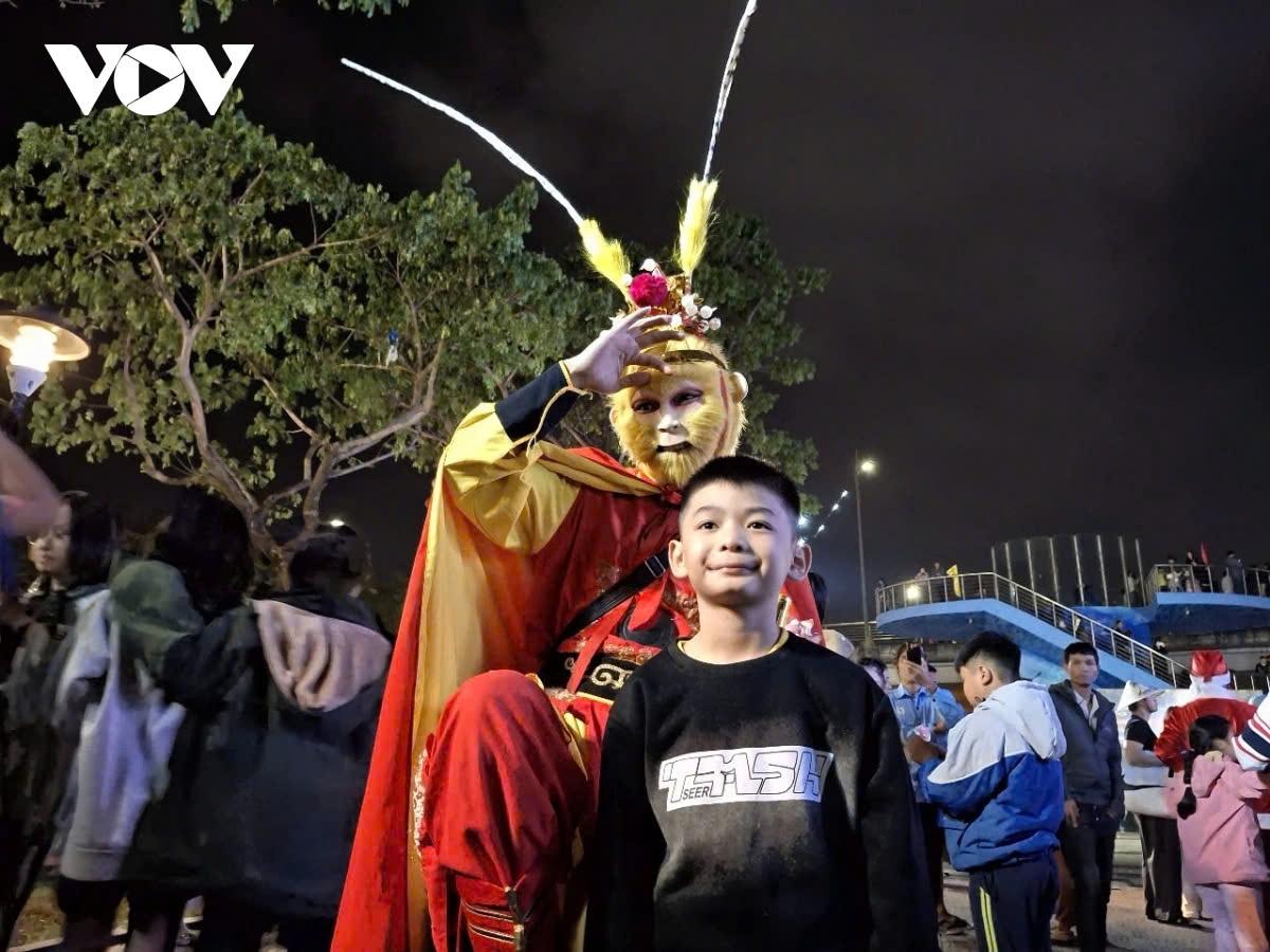 The “Christmas and New Year 2025 Festival” in Da Nang, lasting from December 20, 2024 to January 2, 2025 has drawn a significant number of visitors eager to enjoy and experience the festivities.