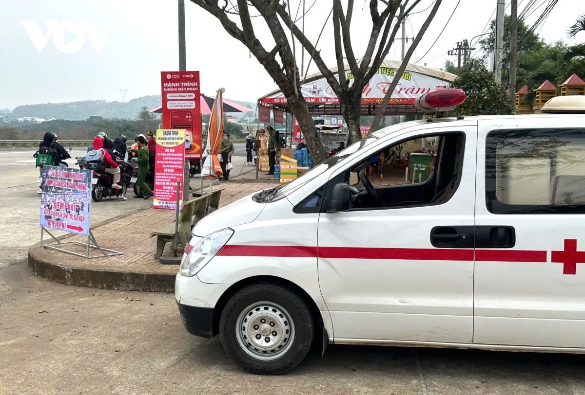 The police have also established mobile support teams operating around the clock along the Ho Chi Minh Highway section passing through Dak Nong. These teams are ready to assist travelers in case of any incidents or emergencies on the road.