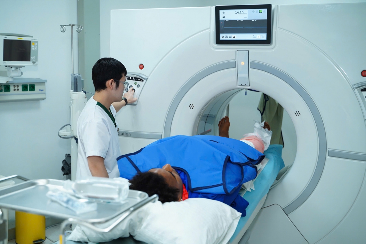 Xuân Son bị gãy kín phức tạp 1/3 giữa thân hai xương cẳng chân, có mảnh rời lớn.