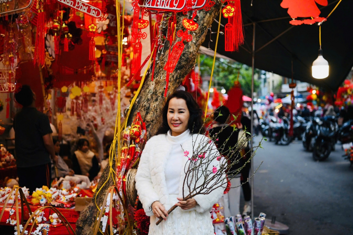 Nhạc sĩ Giáng Son tranh thủ đi sắm Tết những ngày cuối năm