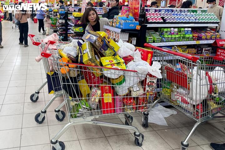 Những xe hàng chở đầy ắp bánh kẹo, thực phẩm phục vụ cho ngày Tết Nguyên đán, dường như nhiều vị khách muốn đem cả siêu thị về nhà trong dịp Tết này.