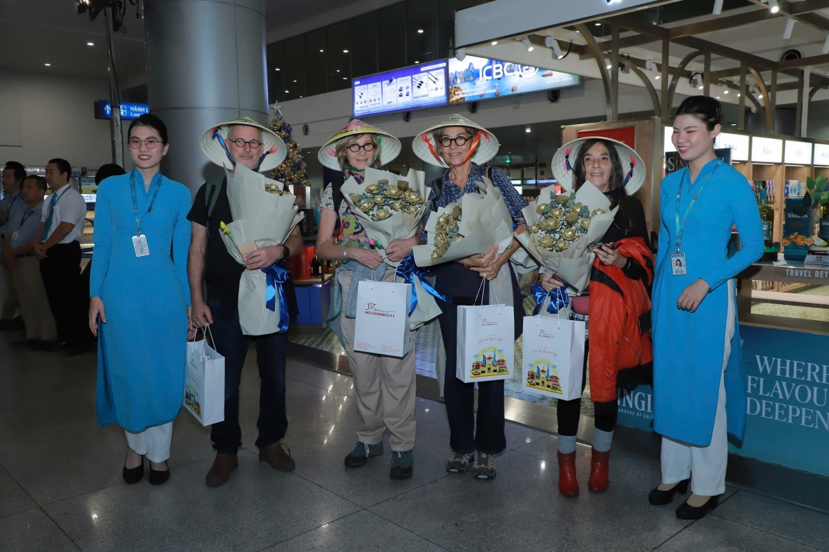 TP.HCM đón những hành khách đầu tiên từ Paris (Pháp) trên chuyến bay VN 10.