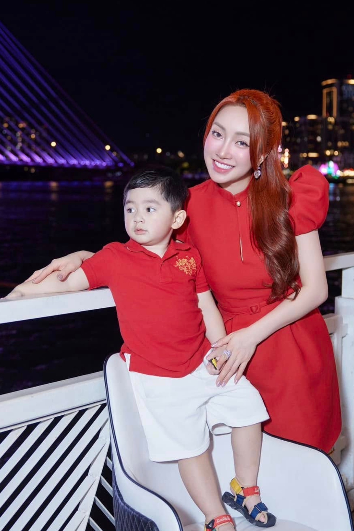 Lý Thùy Chang cùng con trai Gia Khang dự tiệc trên du thuyền. Người đẹp đã lấy lại sức khỏe và vóc dáng sau sinh con thứ hai. Cô chia sẻ cảm thấy khỏe khoắn, tràn đầy năng lượng, sẵn sàng tham dự các buổi tụ họp với bạn bè thân thiết. (Nguồn: FBNV)