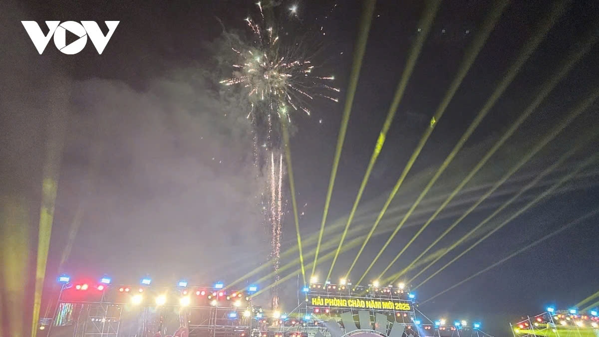 In the northern port city of Hai Phong, local residents attend the programme “Hai Phong Welcomes the New Year 2025” marked by a countdown and a fireworks display lighting up the city’s night skies.