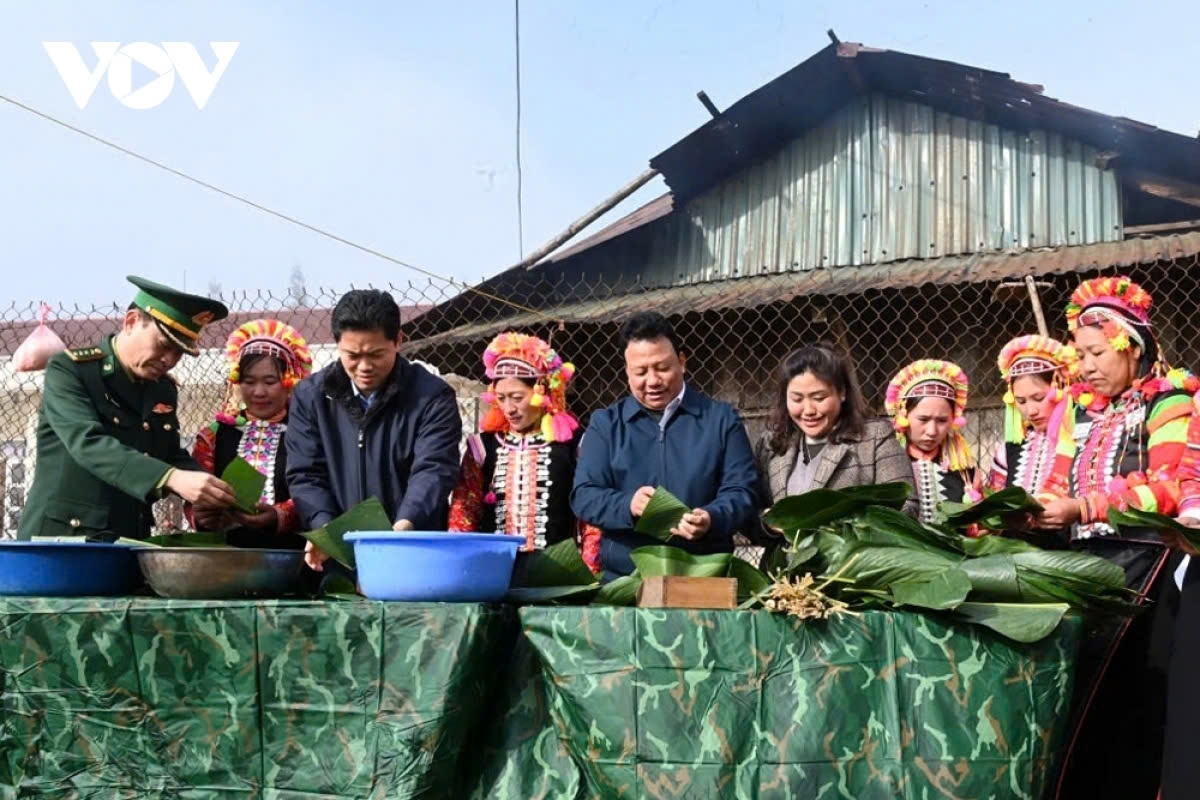 Leaders from the Lai Chau Provincial Party Committee, Border Guard Command, and local authorities joined La Hu residents in making bánh chưng (a traditional rice cake for the Tet holiday).