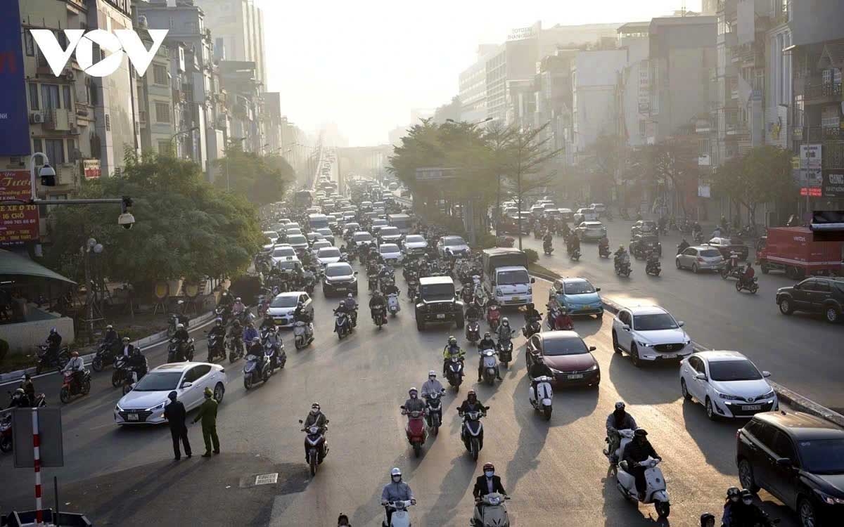 Traffic police say during the year-end period, residents are not only commuting for work but also using their lunch breaks and evenings to complete Tet preparations.