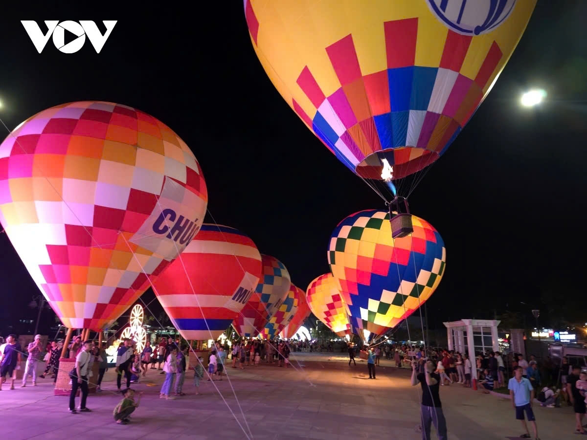 In Binh Duong, many people have gathered to watch preparations for the Hot Air Balloon Festival. According to the Cultural Information and Sports Center of Thu Dau Mot City, the festival has featured 12 hot air balloons.