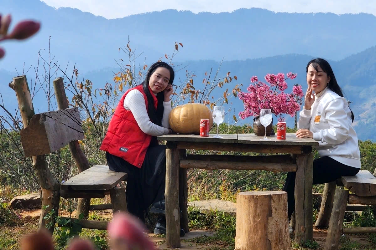 Visitors staying at the local tour guide’s homestay are treated to panoramic views of terraced rice fields spanning communes. In addition to accommodation, the young H'Mong host offers dining services, trekking tours, and opportunities to experience local culture.