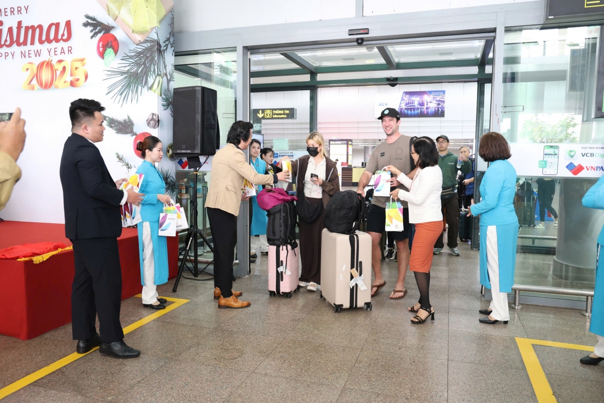 Những hành khách đầu tiên hạ cánh tại sân bay quốc tế Đà Nẵng trong năm 2025.