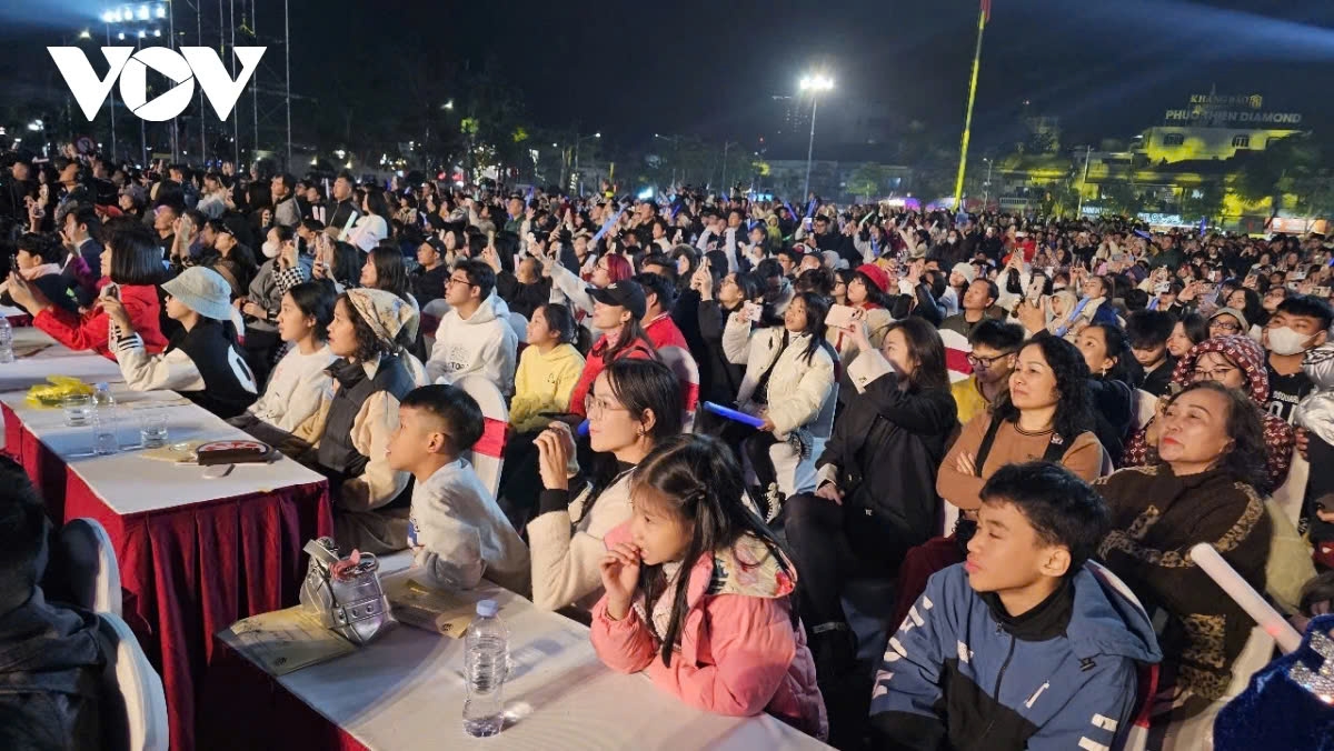 The people eagerly await the performances and the fireworks display to welcome the New Year.