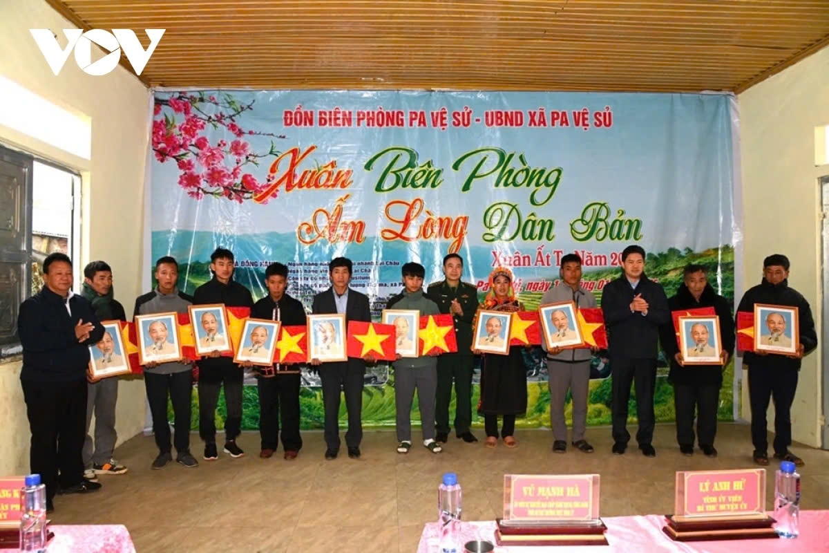 During the festival, apart from essential goods, each family in Sin Chai B village is given a national flag and a portrait of President Ho Chi Minh to display during the Lunar New Year.