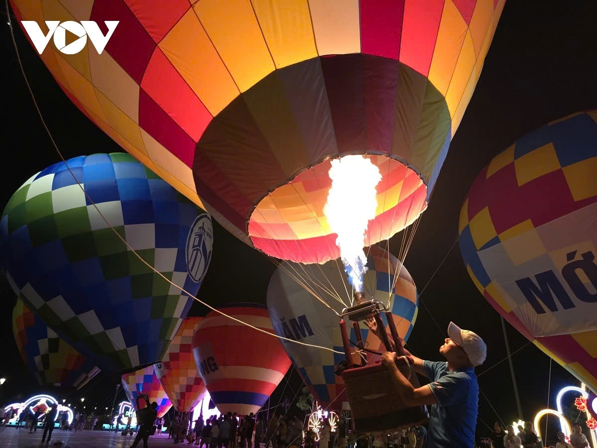 The permitted hot air balloons have been classified as mini level-1, made of fabric, with a height of 10 meters and a diameter of 5.5-6.5 meters. These balloons would ascend no higher than 50 meters above the ground and remain stationary, securely tethered to the ground.