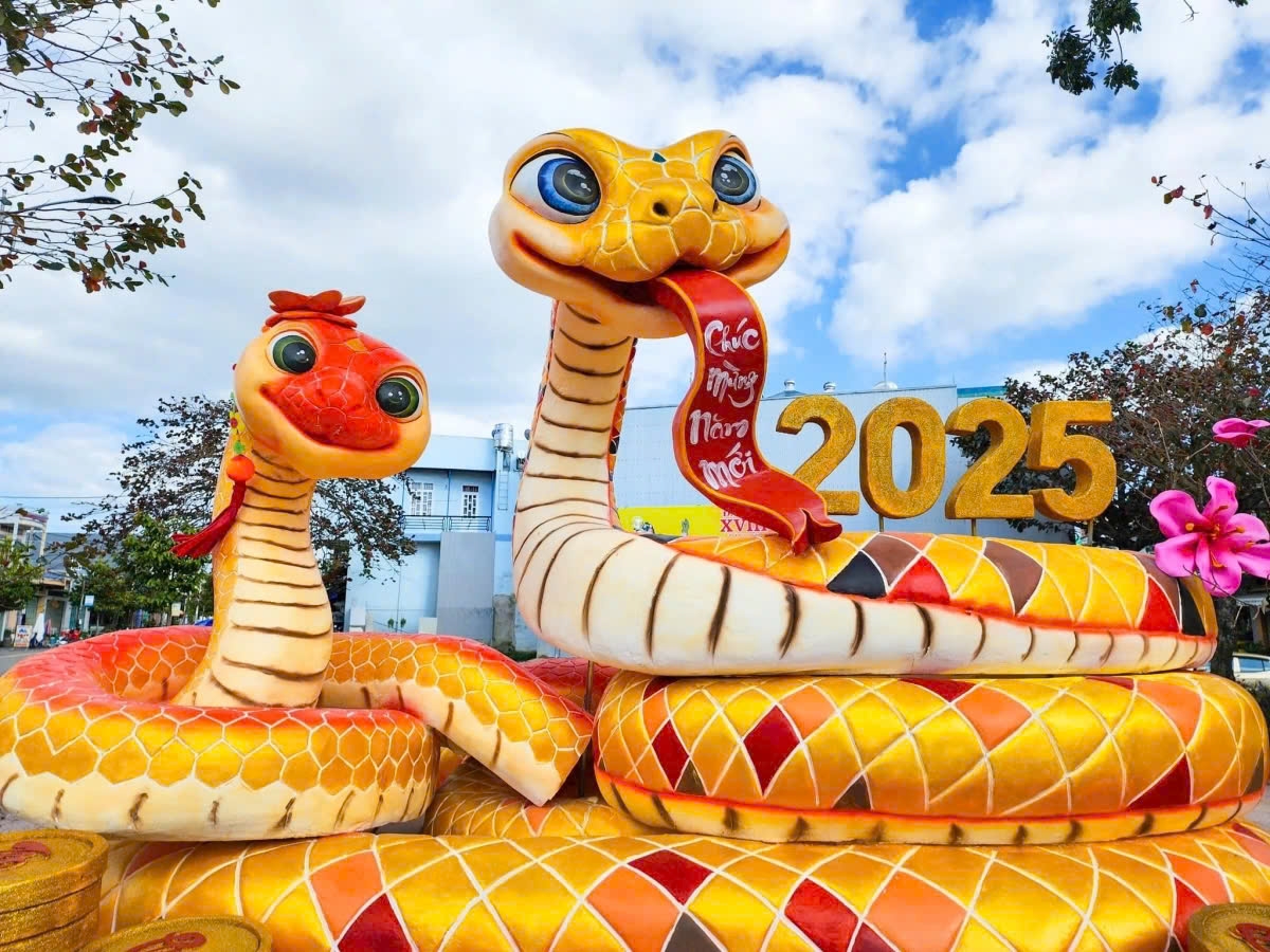 A pair of adorable golden snakes has been placed at the Ho Chi Minh Fish Pond Roundabout in Gia Lai rovince, Central Highlands, to celebrate the Lunar New Year 2025. (Photo: laodong.vn)