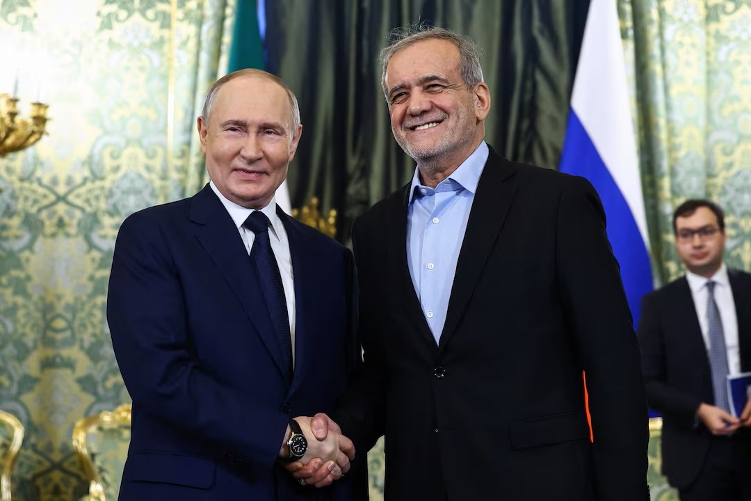 Tổng thống Putin và người đồng cấp Iran tại cuộc gặp (Ảnh: Reuters)