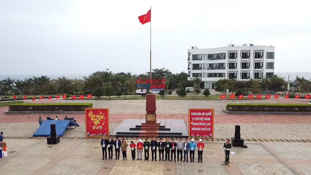 Lễ chào cờ đầu năm thiêng liêng và xúc động