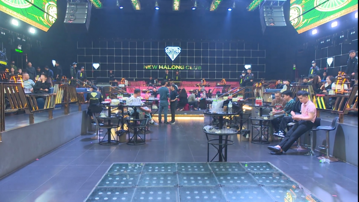 Lực lượng chức năng kiểm tra vũ trường New Hạ Long Club.