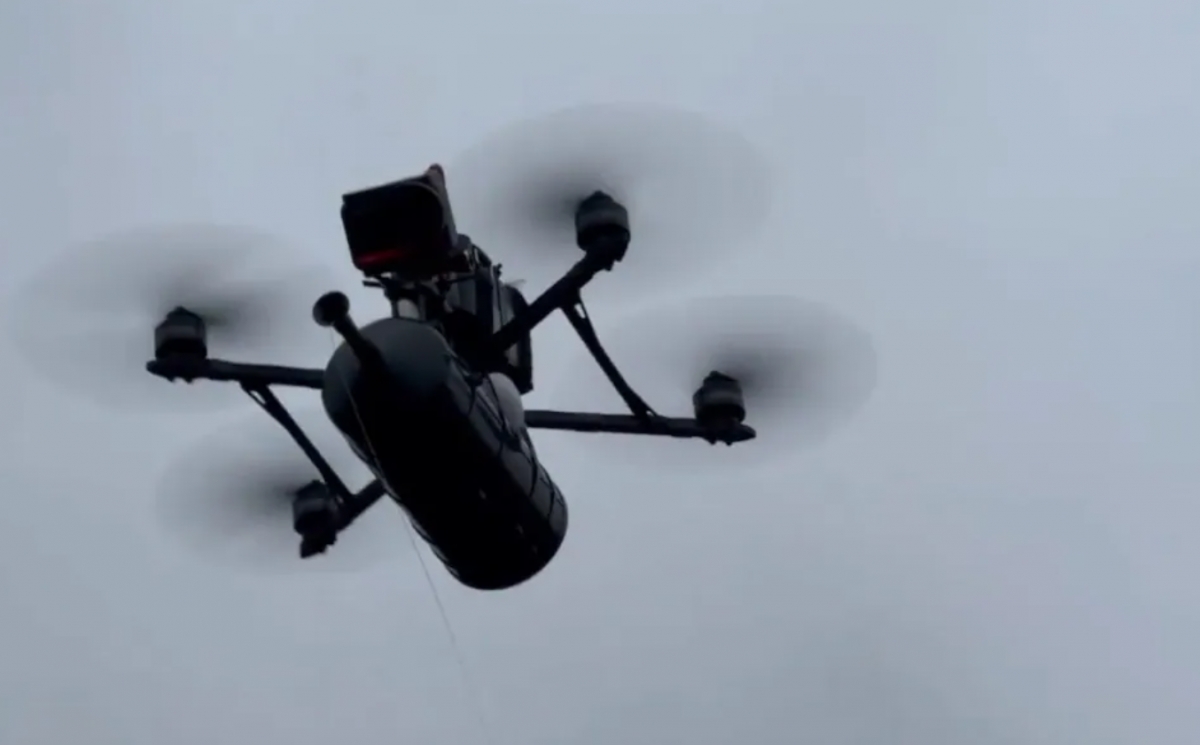 Một chiếc UAV gắn sợi cáp quang. Ảnh: The Telegraph