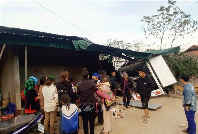 Hiện trường vụ tai nạn làm 6 người tử vong. Ảnh: TTXVN 