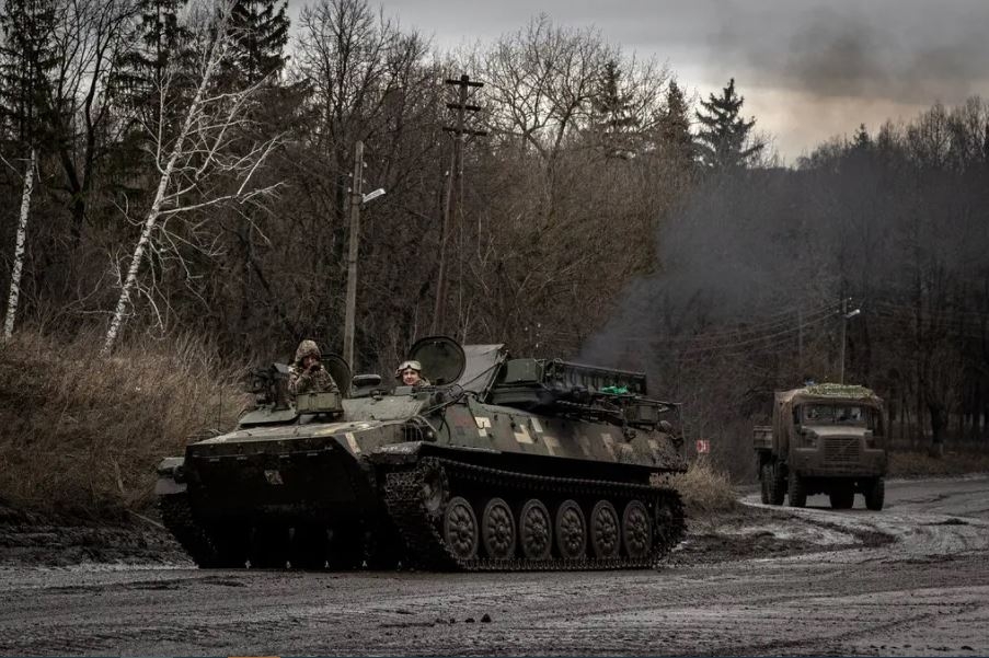 Các phương tiện quân sự của Ukraine gần biên giới khu vực Kursk của Nga vào tháng 1/2025. Ảnh: New York Times
