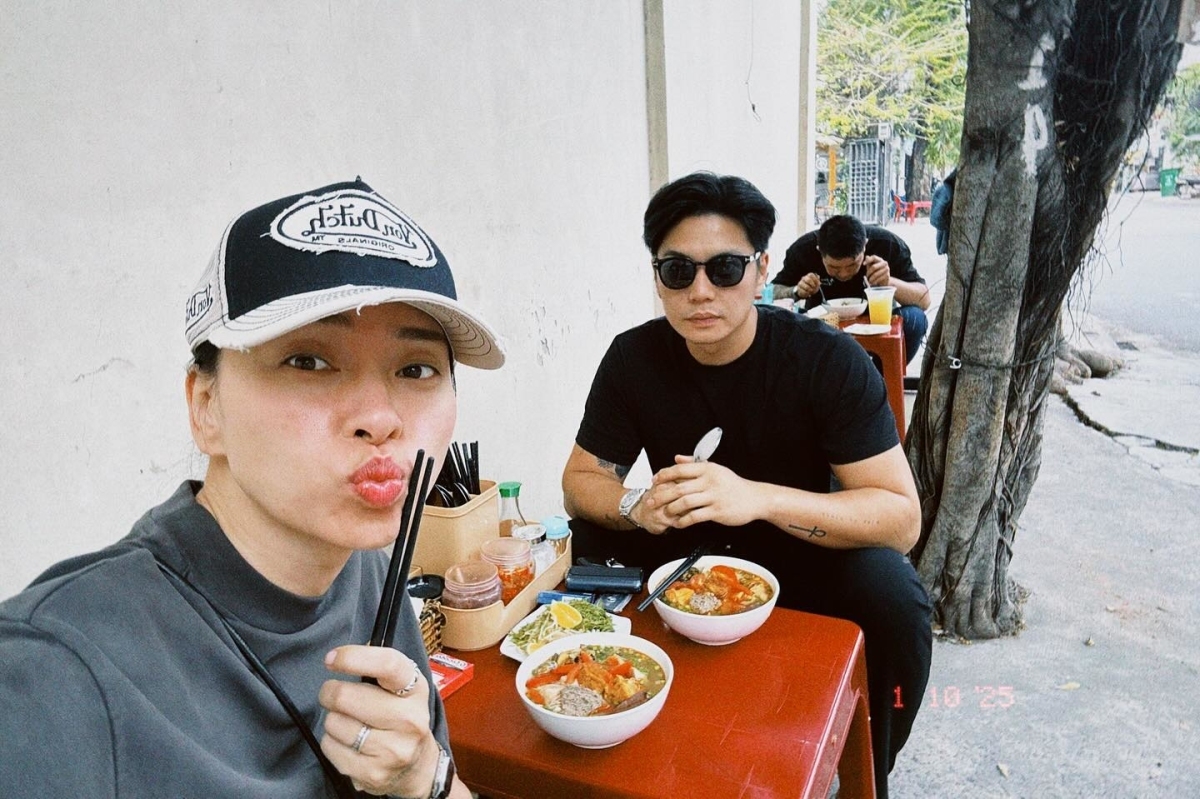 Ngô Thanh Vân cùng ông xã Huy Trần đi ăn bún riêu vỉa hè. Cặp đôi thường xuyên tận hưởng những khoảnh khắc bình dị mỗi ngày. (Nguồn: FBNV)