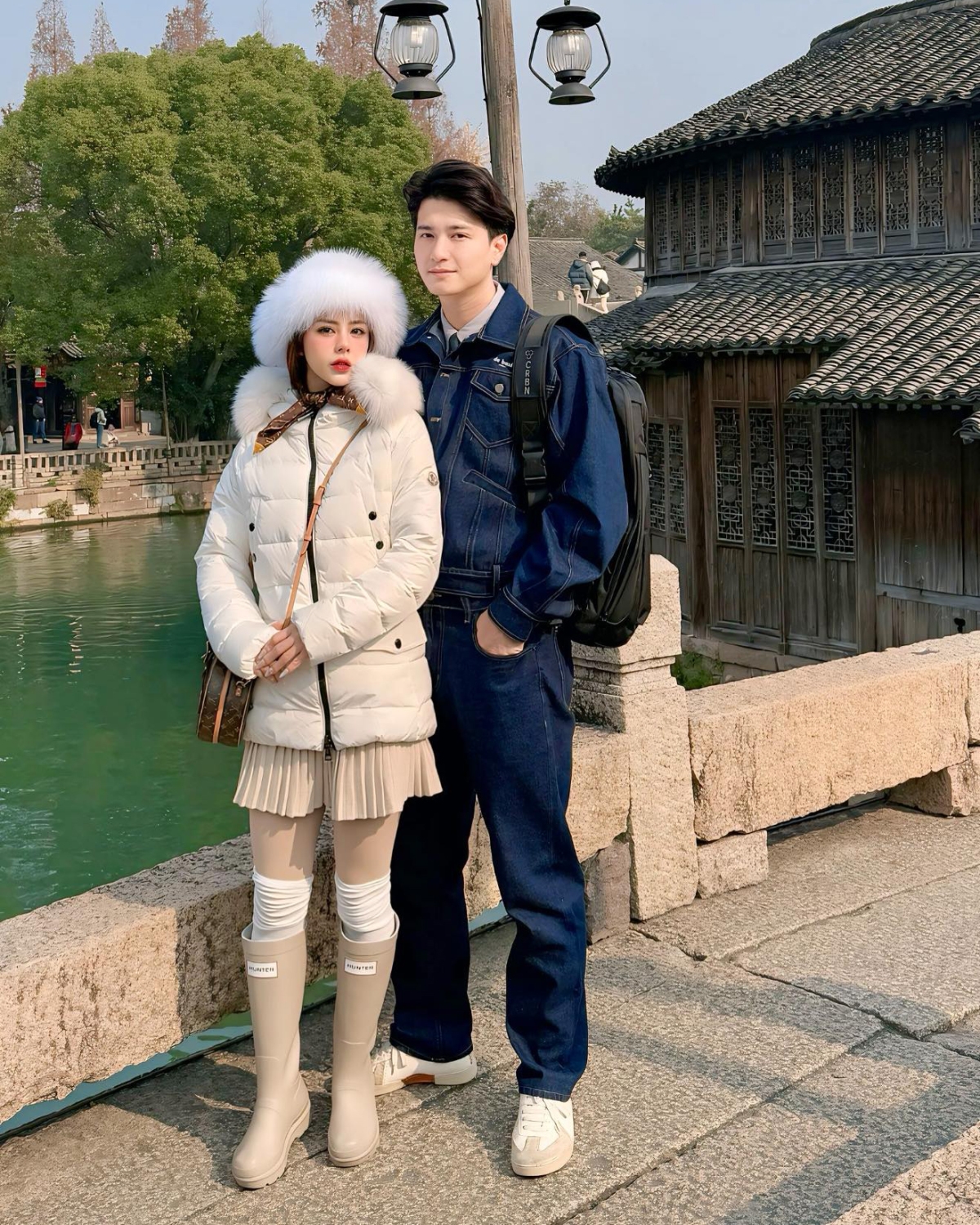 Vợ chồng Huỳnh Anh – Bạch Lan Phương đi du lịch Trung Quốc. Gần đây, hai người vướng tin đồn chia tay khi Bạch Lan Phương thường xuyên chia sẻ những câu nói tâm trạng. (Nguồn: FBNV)