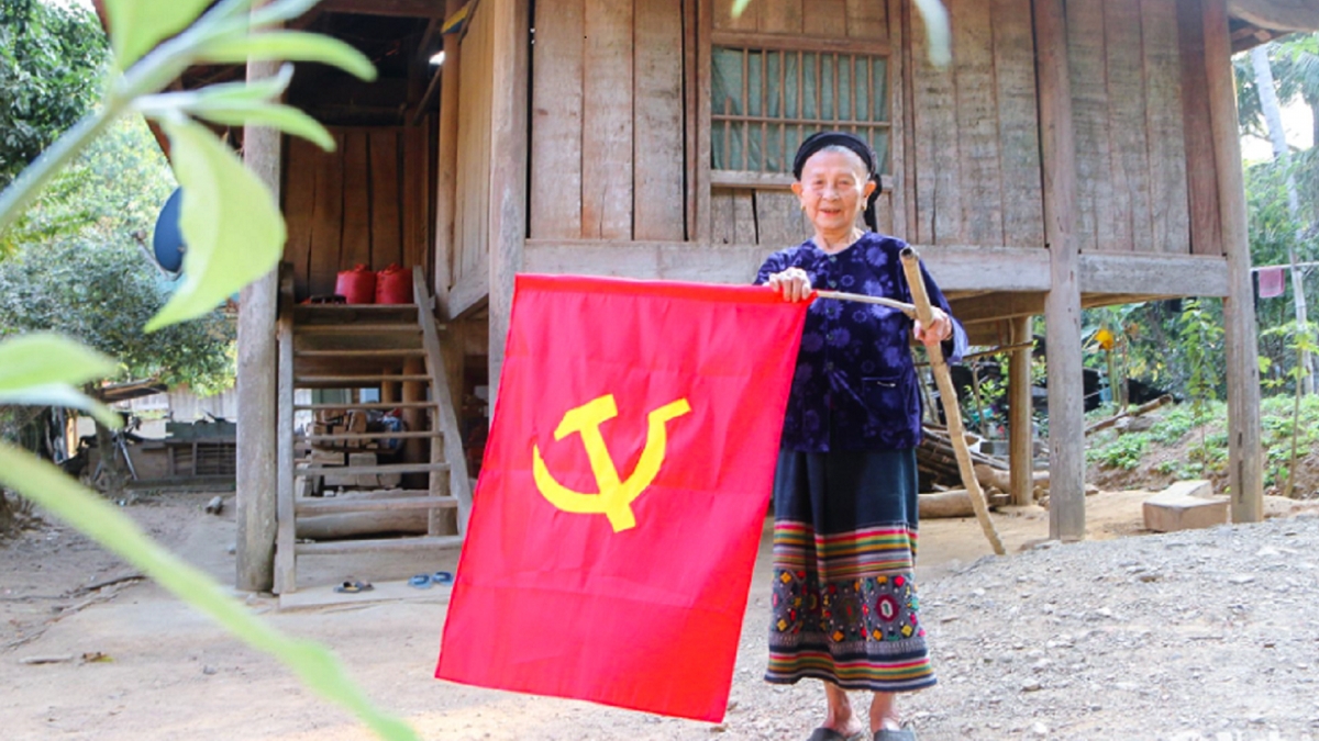 Cũng như nhiều hộ gia đình tại bản Khe Chi, thị trấn Thạch Giám, Con Cuông (Nghệ An), cứ đến dịp lễ Tết, gia đình bà Lô Thị Liên lại mua chiếc cờ mới đỏ tươi để treo trước nhà. Bà Liên cho biết: “Treo cờ trong những dịp lễ Tết đã trở thành phong trào trong bản. Treo cờ vừa thể hiện lòng tự tôn dân tộc, vừa giáo dục con cháu tình yêu quê hương, đất nước”. 