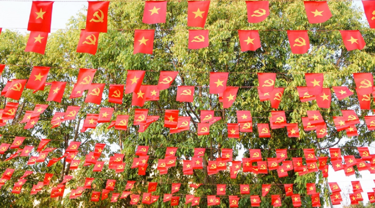 Cở Đảng, cờ Tổ quốc tung bay trong gió.