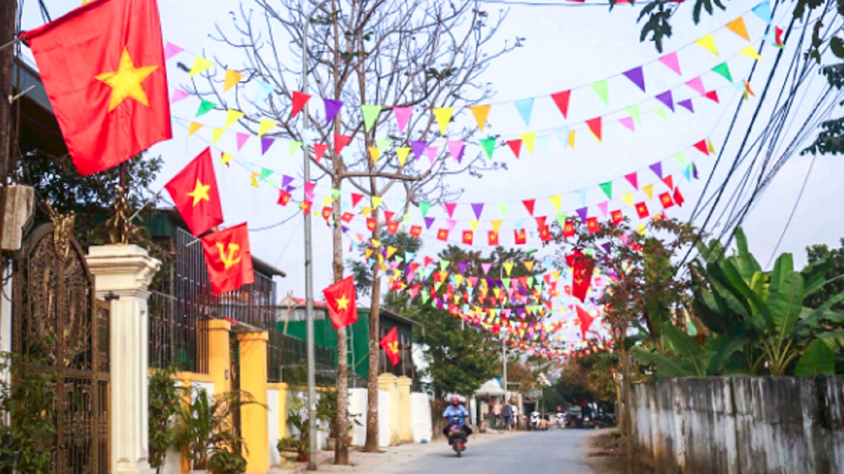 Nhiều tuyến đường được người dân chung tay trang trí tạo nên những cung đường đón Tết lung linh ở Nghệ An. 