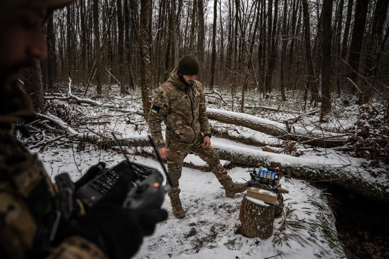 Binh sỹ Ukraine chuẩn bị vận hành UAV mang bom. Ảnh: Getty.