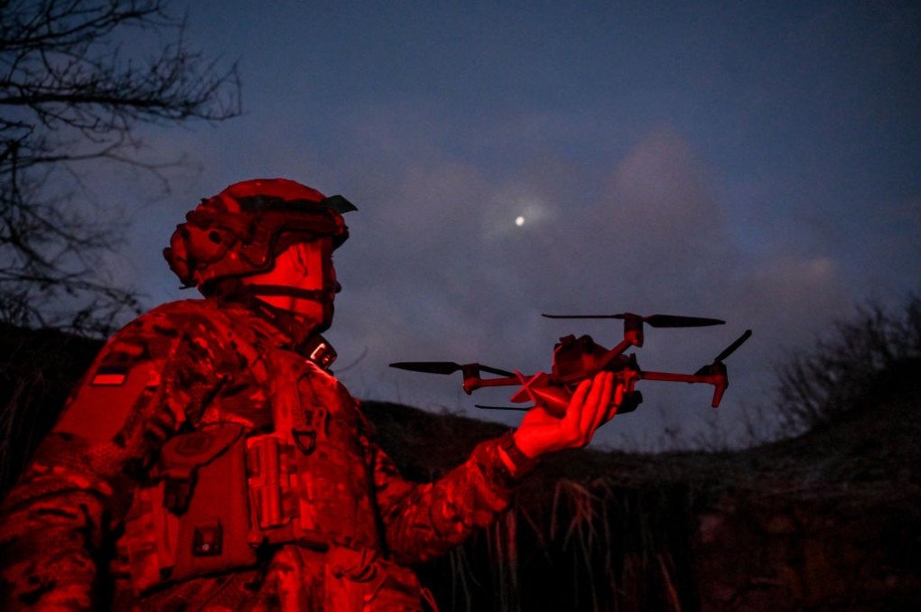 Binh sỹ Ukraine điều khiển UAV. Nguồn: Getty