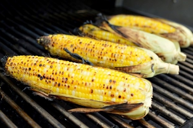 Một số người nên tránh hoặc hạn chế ăn ngô để đảm bảo sức khỏe tốt nhất. Ảnh: Shutter Stock