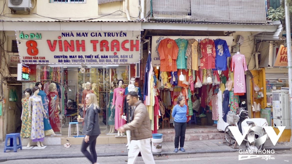 Phố Lương Văn Can nổi tiếng với tên gọi "phố may áo dài", bộ hành qua phố không khỏi tò mò với những cửa tiệm áo dài gia truyền với chữ "Trạch"