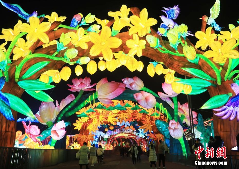 Trong nhiều năm qua, các nghệ nhân của thành phố Tự Cống đã không ngừng đổi mới. Những chiếc đèn đầy màu sắc đã thay đổi từ những chiếc đèn lồng nhỏ thành những chiếc đèn lồng lớn, từ những chiếc đèn lồng tĩnh thành những chiếc đèn lồng chuyển động và mang những câu chuyện ý nghĩa.