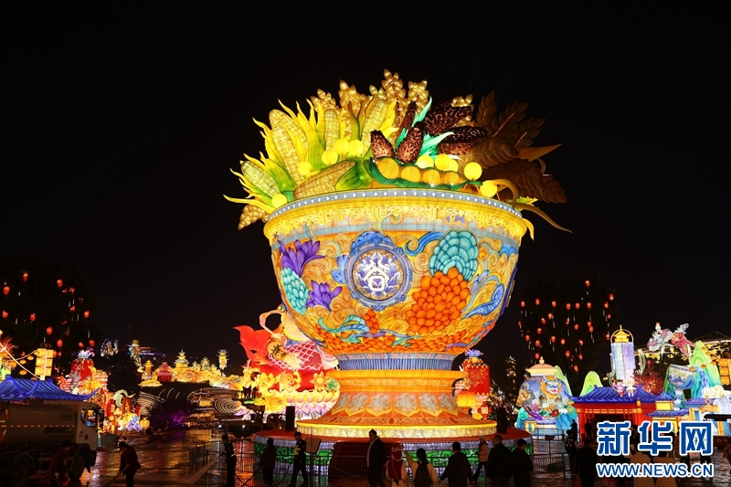 Từ năm 1987, Lễ hội đèn lồng Tự Cống được đổi tên thành Lễ hội đèn lồng khủng long quốc tế Tự Cống. Sở dĩ có tên này bởi cùng năm Bảo tàng Khủng long - nơi trưng bày bộ sưu tập hóa thạch khủng long khổng lồ - mở cửa tại thành phố này. Trong ảnh là tổ hợp đèn Ngũ cốc phong đăng, ngụ ý về mùa màng bội thu.