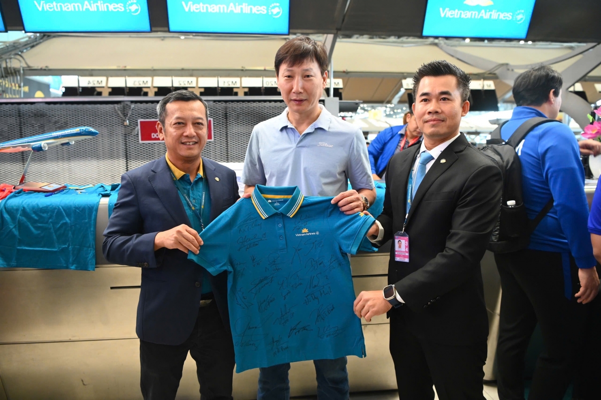 Đại diện Vietnam Airlines cũng thay mặt hãng nhận chiếc áo kỷ niệm với chữ ký từ các cầu thủ đội tuyển Việt Nam.